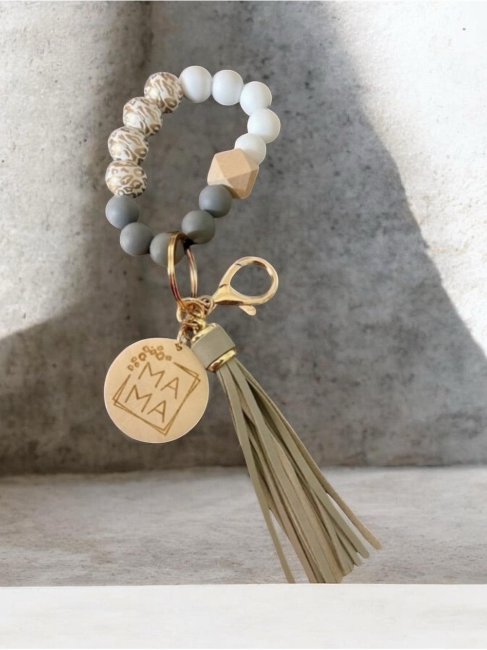 🎉3xHP🎉Unique leopard wooded beaded wristlet keychain with MAMA tag.🎉3xHP🎉